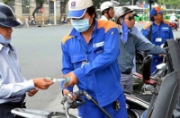 Giá xăng giảm kỳ lục: 900 đồng/lít?